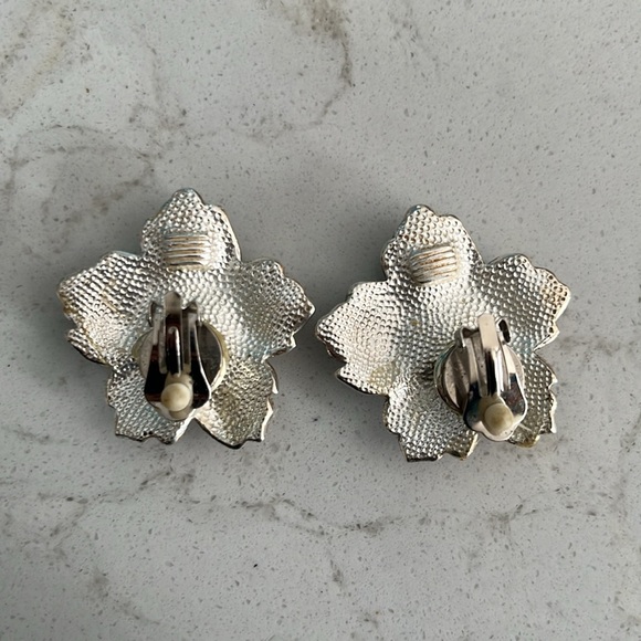 Gorgeous Silver Marcasite Floral Clip Earrings - Picture 5 of 16